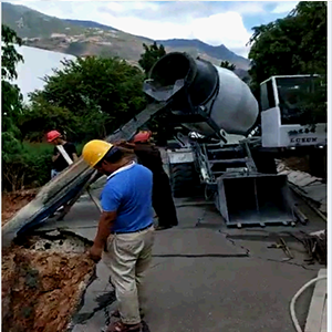 [施工视频]鲁樽搅拌车山路直接浇灌混凝土
